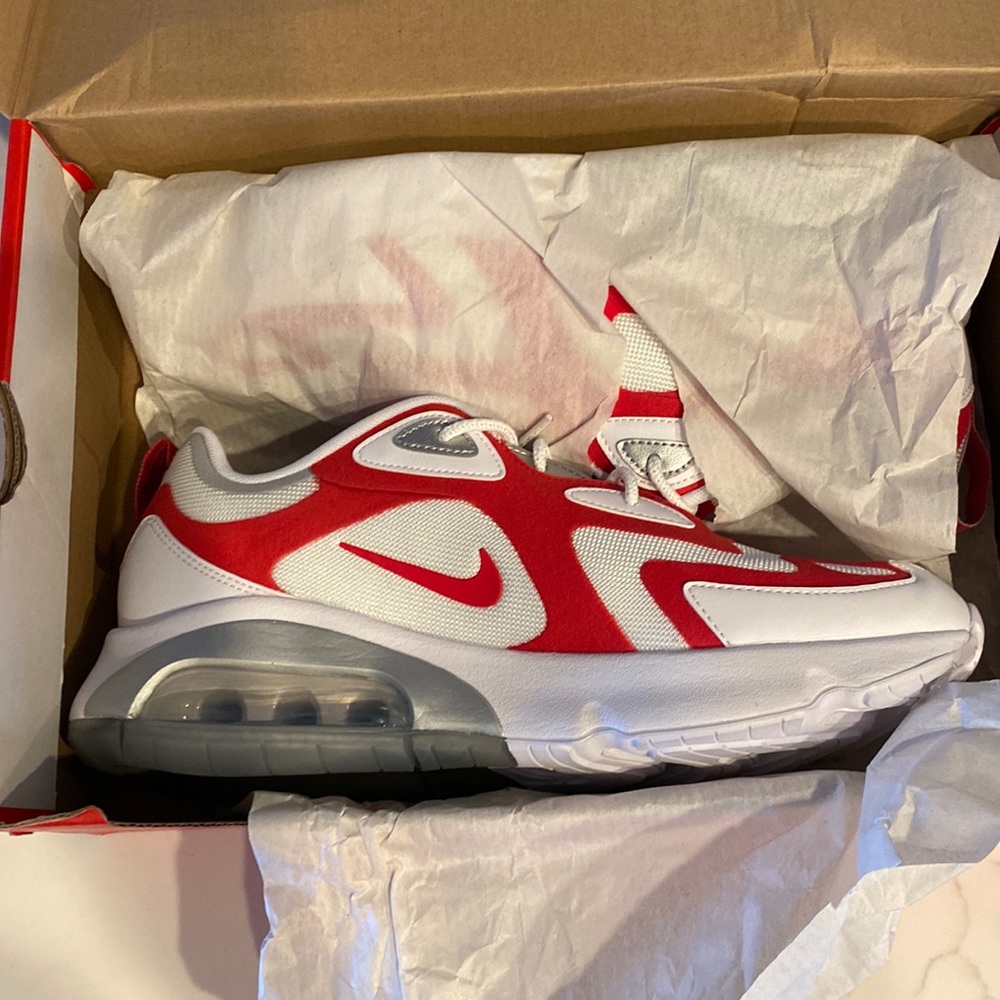 Air max 200 white and university red size 10.5